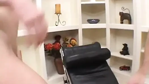 Azgın hatun büyük bir direk tarafından sikilirken bacaklarını geniş açıyor