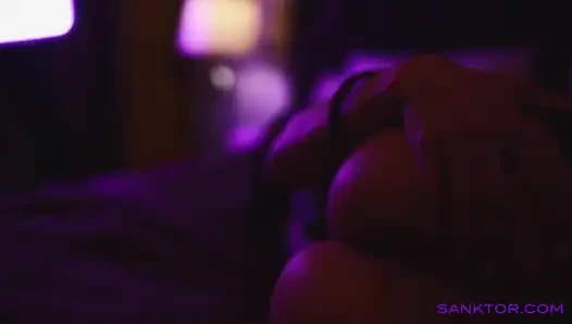 Büyük doğal memeli orta yaşlı seksi kadın mastürbasyon yapıyor