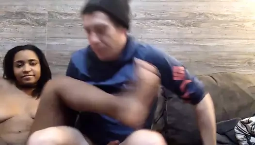 Seksi ırklararası çift kamerada harika bir orgazm yaşıyor