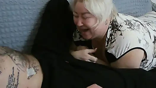 Kız arkadaşım öğle yemeğine sikimi emmek ve dölümü yutmak için geldi