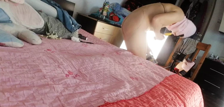 Amatör evli kadın dondurma yalıyor, kesmiş olduğu kıyafetleri denerken eğleniyor.