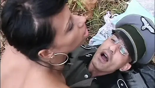 Güzel memeli genç zenci kadın ormanda büyük bir yarakla sikiliyor ve ağzına boşaltıyor