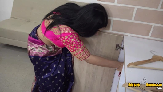 Büyük memeli Hintli MILF, Saree Choli'yi çıkarıyor ve Devar Ji ile sikişiyor