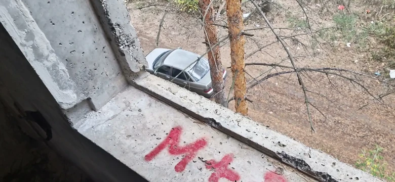 Terk edilmiş bir fabrikada genç bir sikici babasıyla tanıştı ve gelene kadar deliklerini sert sikti