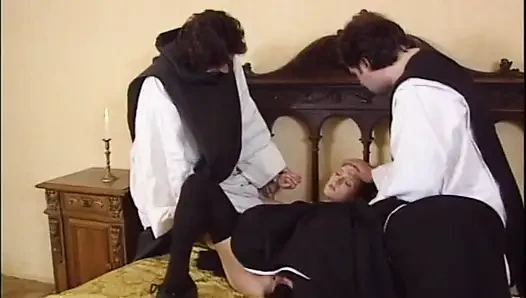 İki azgın orta yaşlı seksi kadın iki sert büyük yarakla sikiliyor