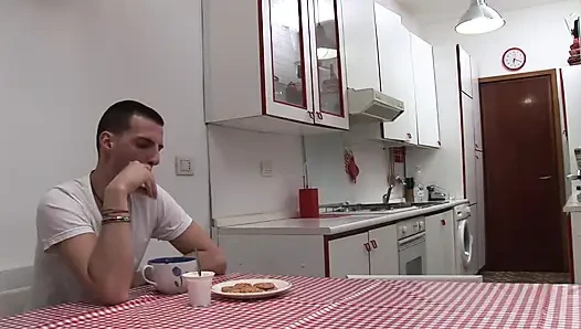 Bu kadar ateşli bir annen olduğunda mutfakta iyi bir sikişe karşı koymak zor