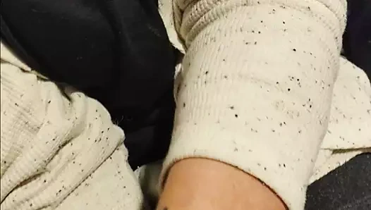 Beni okşamaya çalışıyor