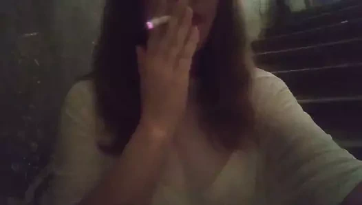 Merdiven boşluğunda hızlı sigara içmek