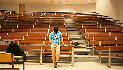gay exhibitionist soyunma ve sağladım içinde konferans salonu