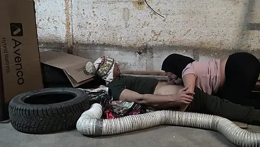 Nymphomaniac kız New York'ta sokakta beş parasız götlü bir serseriyle seks yapıyor