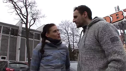 Seksi sıcak kız vahşi bir kraliçe gibi horoz sürmek