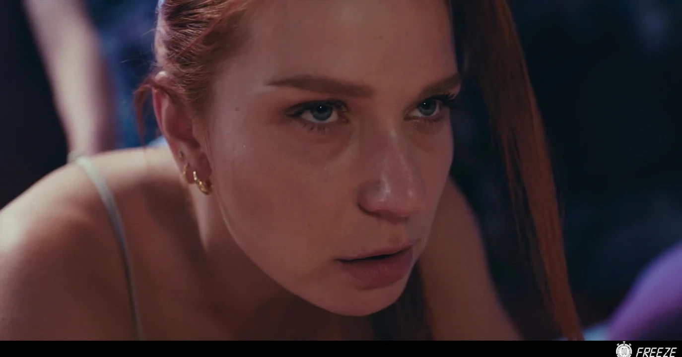 Kızıl saçlı hatun zaman donmuşken sikiliyor - fetiş pornoyu dondur