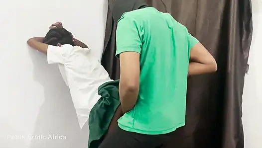 Minyon Afrikalı genç lovet kovboy kıza biniyor ve okul üniforması içinde dururken büyük yarağı alıyor