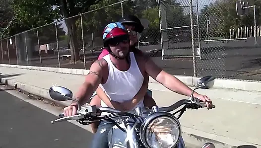 Sevimli genç kız büyük yarağı sıkı ve azgın amına alıyor