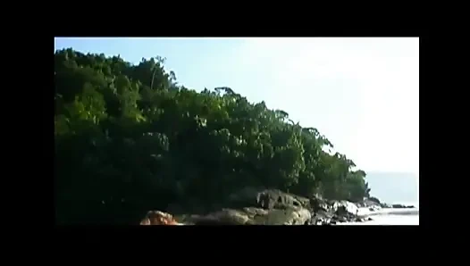 Ateşli seksi esmer açık havada güzel ve sağlam bir yarağa biniyor