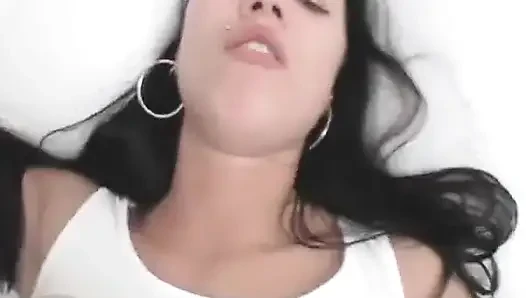 İki Fransız genç kız üçlü sekste dolu yarağı yalıyor