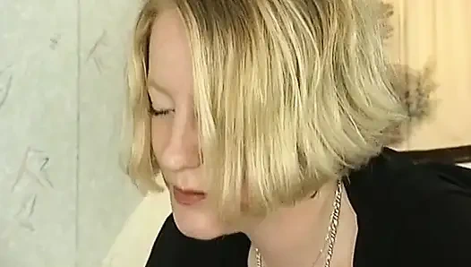 Alman orta yaşlı seksi kadın sevgilisinin yüzüne işiyor