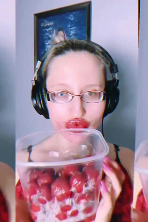Asmr çilek yeme - asmr, göz gözlüğü, gianess, ruj, büyük dudaklar, mough, yemek, yüz fetişi, uzun tırnaklar