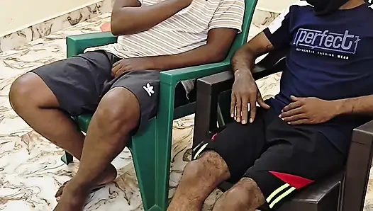 Hintli iki arkadaşı tarafından sikiliyor