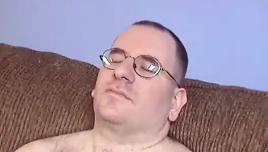 Sarışın sürtük çirkin adamın yarağını emiyor ve esmer taşaklarını yalıyor