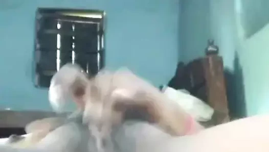 Kız arkadaş amcığını gösteriyor