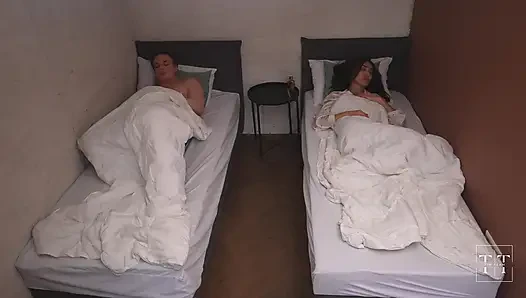 Üvey erkek kardeşimi mastürbasyon yaparken yakaladım ve onu üvey kız kardeşime gönderdim :) 4K HD Tim Team