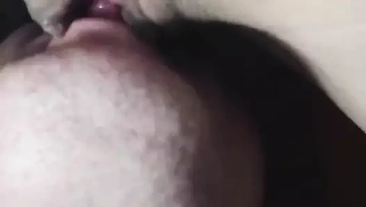 Amcık yalama yakın çekim - bu amcık çok ıslak ve damlayan orgazm