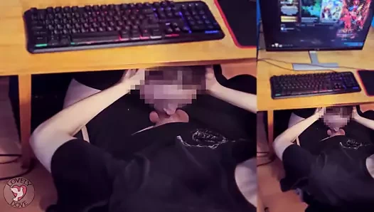 Erkek arkadaşım Dota2 oynarken büyük yarağını emiyor - dölleme