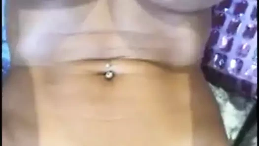 Peituda se tocando na siririca