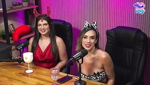 Ateşli dövmeli esmer latin geğiriyor ve mastürbasyon yapıyor