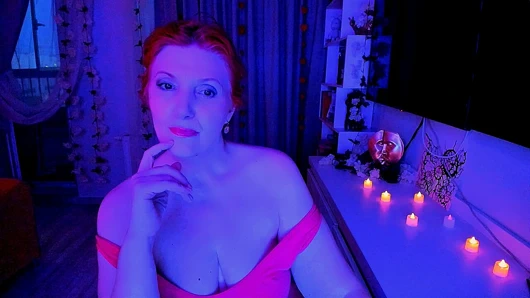 Kızıl saçlı kadın oldukça müzik altında hareket ediyor