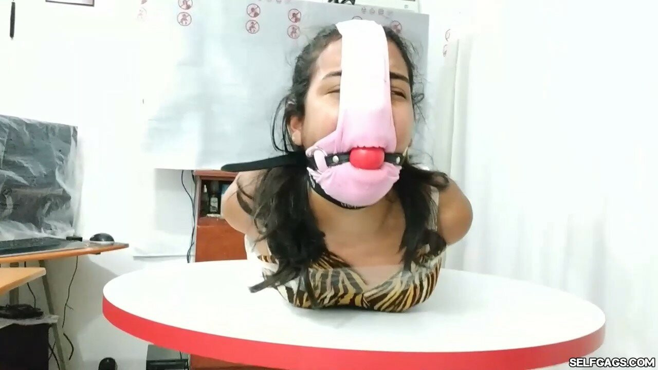 Hogtied, kirli külotlu kapüşonlu ve gagged top!