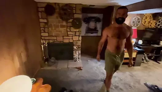 Oral yapmayı kabul etti ama bakire olduğu için ilk video için dibe vurmadı