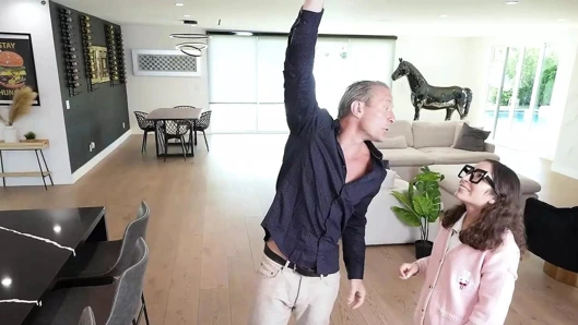 Zorbamın üvey babasının sikişmesine izin veriyorum, ben de okulda sorun yaşamam - exxxtrasmall