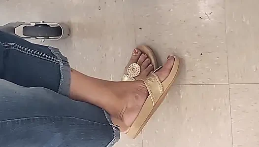 Sabah alışveriş yapan olgun bal kahverengi ayaklar