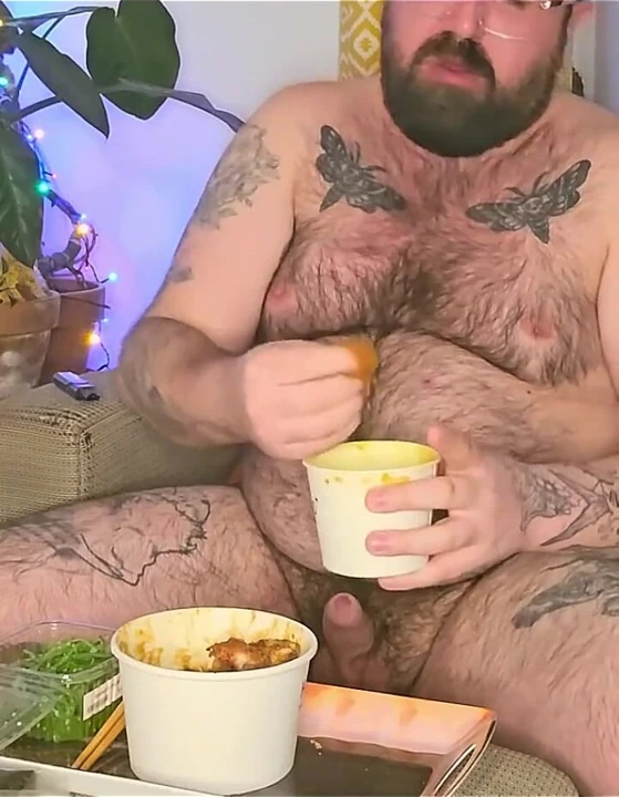 Üvey baba yüzünü paket servisle dolduruyor ve o kadar çok eğleniyor ki soslarla mastürbasyon yapıyor!