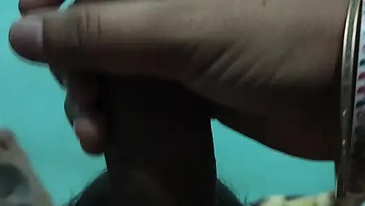 Üvey kız kardeşim kalın penisime eliyle masaj yapıyor