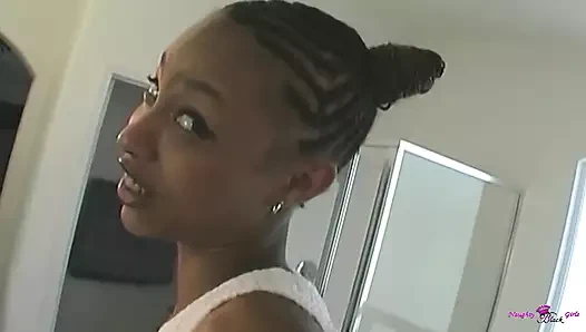 Ne kadar boşalmamaya çalışsa da, bu adam kızını dolduruyor