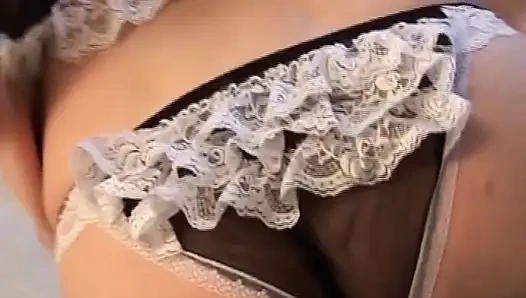 Yaramaz Alman genç kız amıyla oynuyor