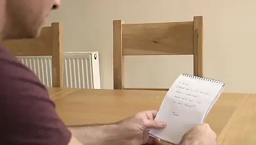 Esmer evli kadın beyaz yarağını gırtlağına kadar alıyor ve sikişiyor