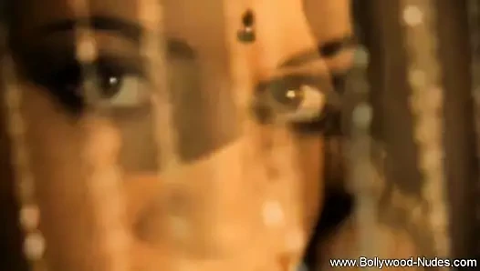 Exoitc göbek dansı yapan orta yaşlı seksi kadın