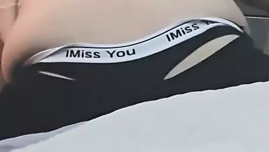 Siyah tangalı üvey anne üvey oğlunun önünde değişiyor