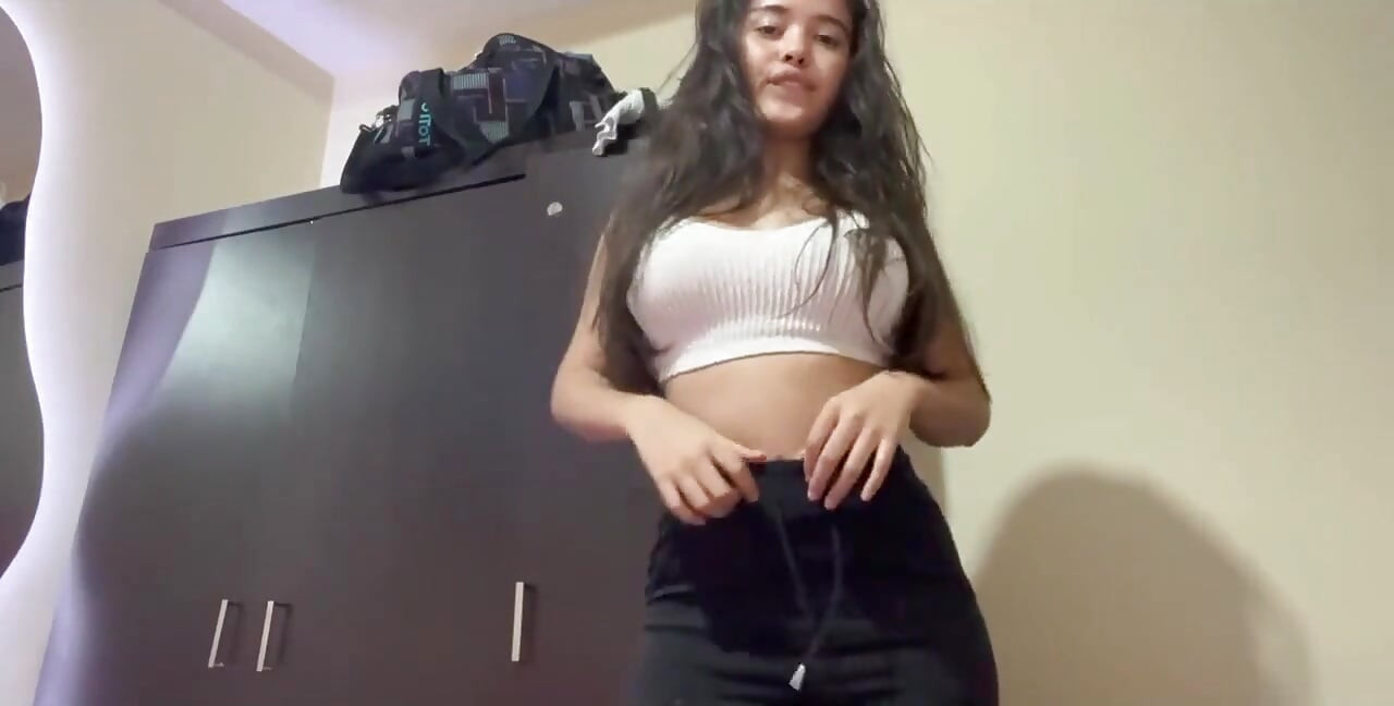 Kızın striptiz yapıyor