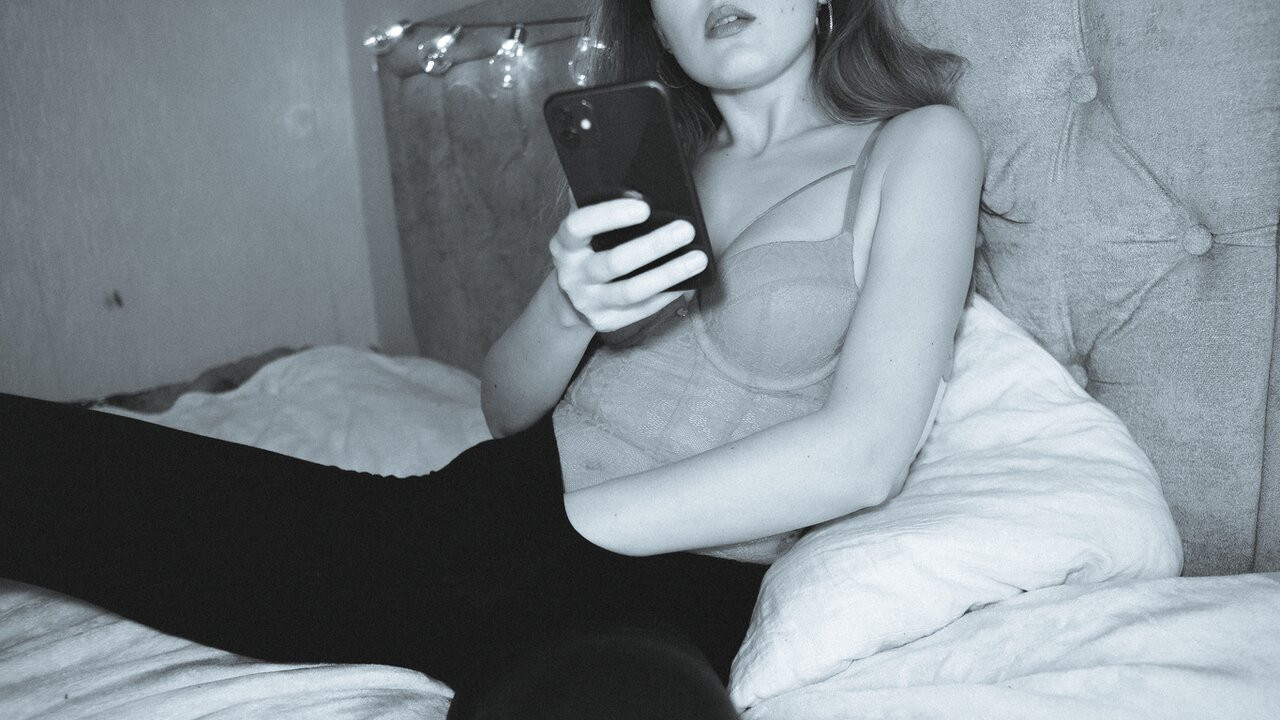 Evdeki herkes yatana kadar bekledim ve porno izlemeye ve mastürbasyon yapmaya başladım.
