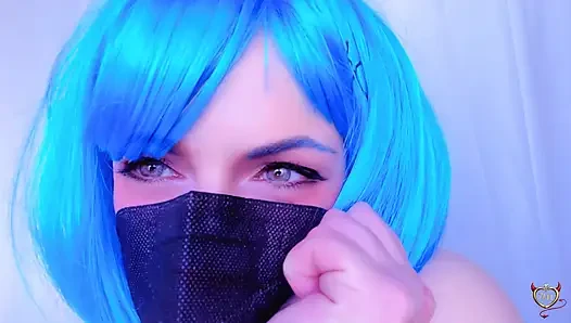 REM COSPLAY ReZero en la ducha se afeita su jugoso coño y juega con pequeño consolador rosa. ORGASMO SQUIRT