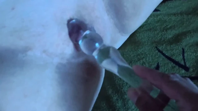 Стеклянный дилдо в сексуальной киске толстушки