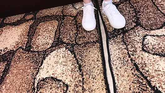 Ayak fetişi spor ayakkabı çoraplı ve çıplak ayaklar /sfw