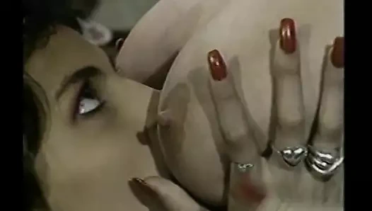 Busty lesbos sikme içinde the bar