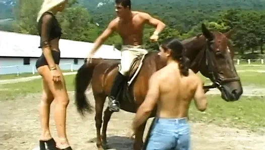 Ateşli sarışın açık havada iki adam tarafından sikiliyor