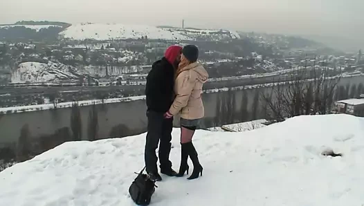 Outdoor Sex im Schnee Teens sind so geil aufeinander